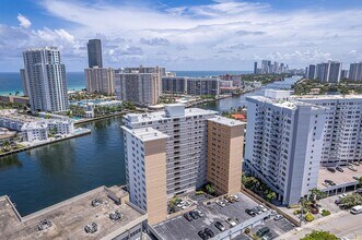 121 Golden Isles Dr, Unit 1201 in Hallandale Beach, FL - Foto de edificio - Building Photo