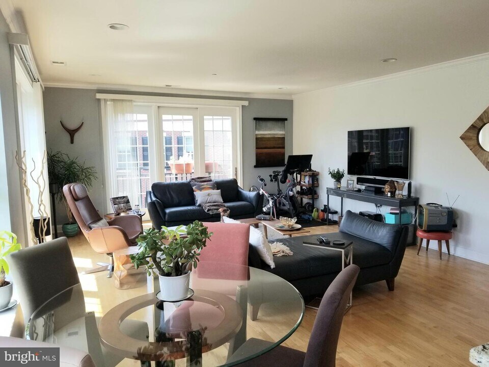 500 Regatta Dr-Unit -2525 in Philadelphia, PA - Building Photo