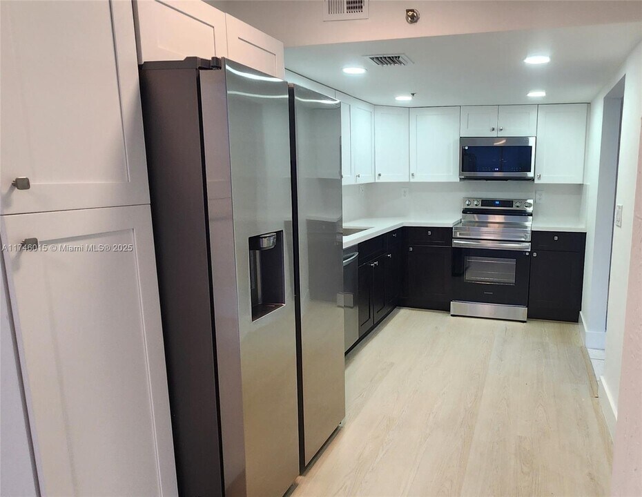 17890 W Dixie Hwy in North Miami Beach, FL - Building Photo
