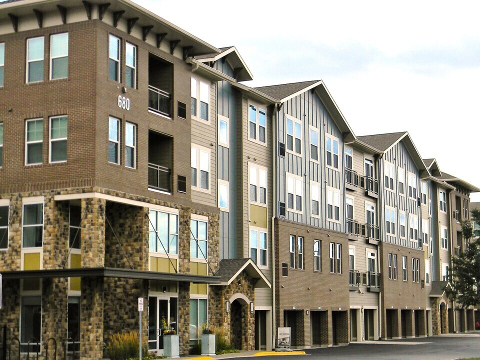 680 E Algonquin Rd in Schaumburg, IL - Building Photo