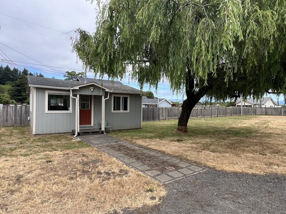 1757 Glendale Dr in Mckinleyville, CA - Building Photo