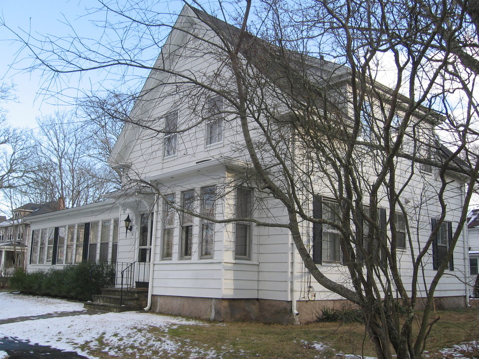 16 Cottage St in Marion, MA - Building Photo