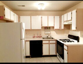 36 Prestwick Way in Edison, NJ - Building Photo - Building Photo