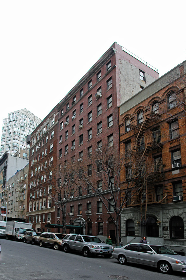 17 W 64th St in New York, NY - Building Photo - Building Photo