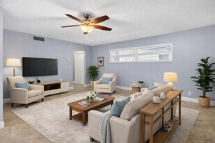 18 Colonial Club Dr in Boynton Beach, FL - Building Photo