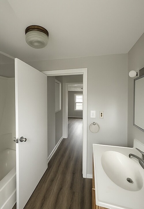 1033 E Oakland Ave, Unit B in Lansing, MI - Foto de edificio