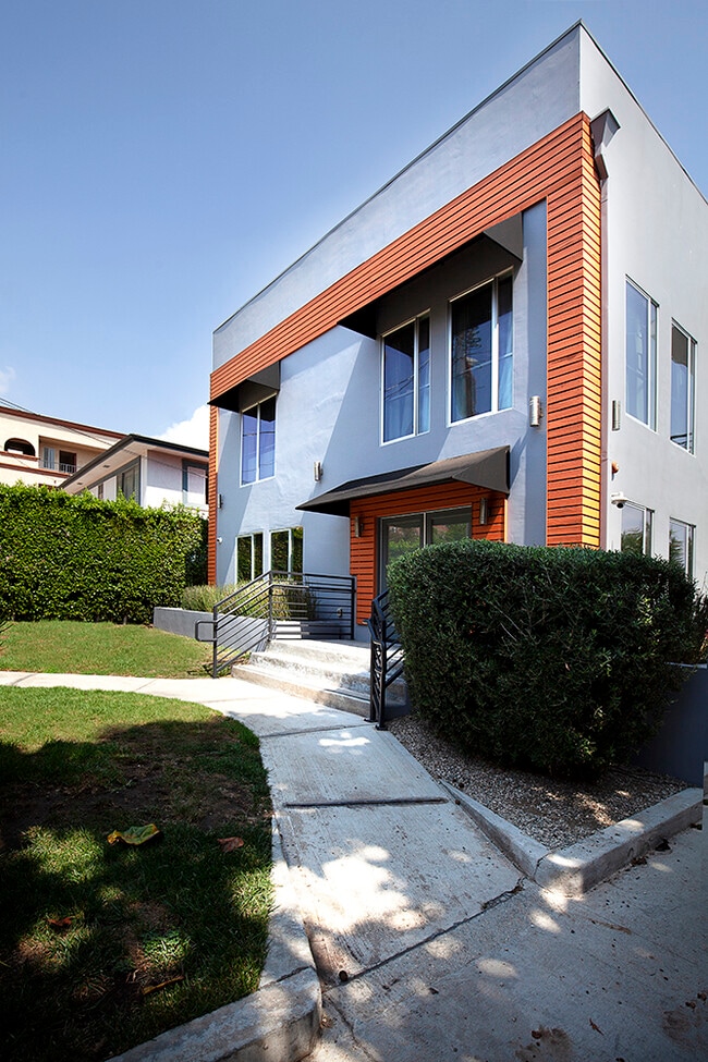 1952 N Beachwood Dr in Los Angeles, CA - Building Photo - Building Photo
