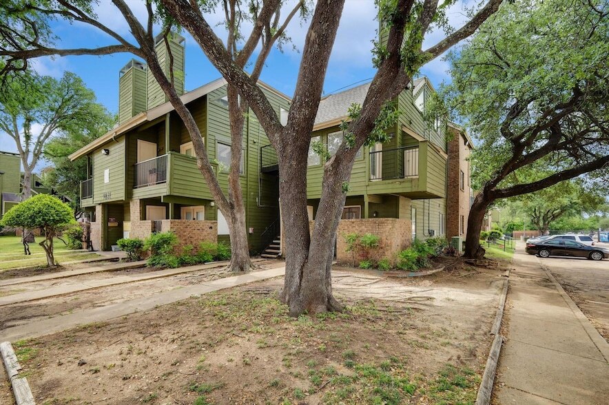 9831 Walnut St, Unit P212 in Dallas, TX - Building Photo