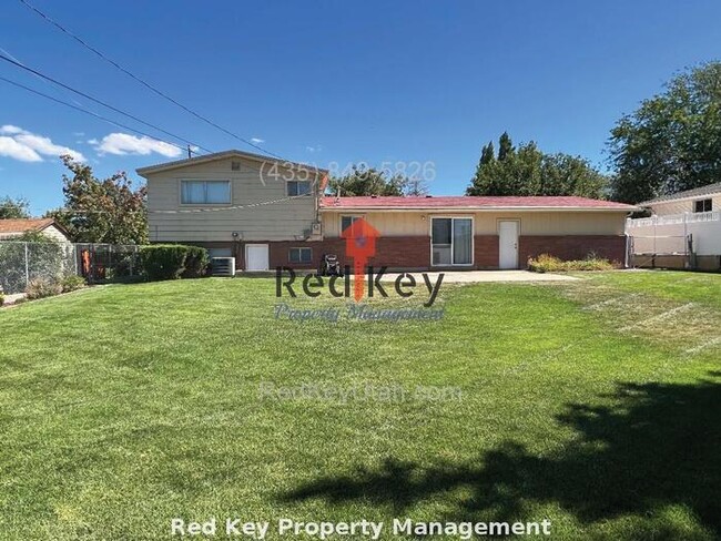 44 Kelsey View Dr in Tooele, UT - Foto de edificio - Building Photo