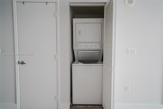 950 Brickell Bay Dr, Unit 302 in Miami, FL - Building Photo - Building Photo