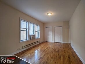 3732 N Pine Grove Ave, Unit 3722-3E in Chicago, IL - Building Photo - Building Photo