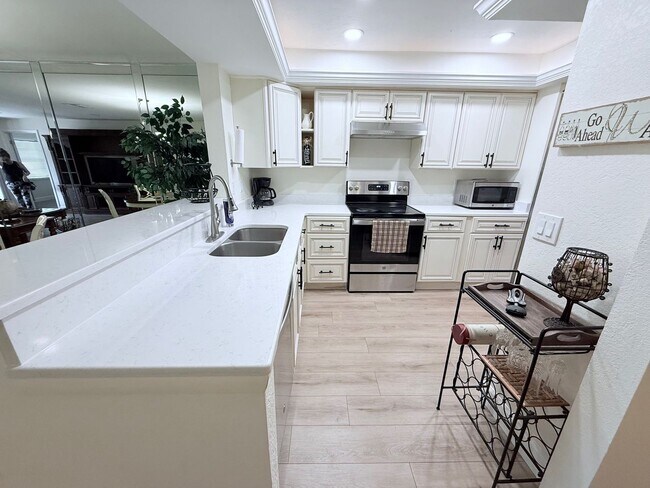 7004 W Country Club Dr N in Sarasota, FL - Building Photo - Building Photo