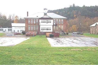 Schoolhouse Apartments in Craigsville, VA - Foto de edificio - Building Photo