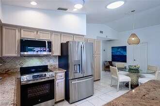 690 100th Ave N in Naples, FL - Foto de edificio - Building Photo