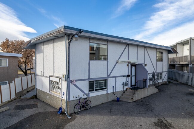 451 Huntsville Cres NW in Calgary, AB - Building Photo - Building Photo