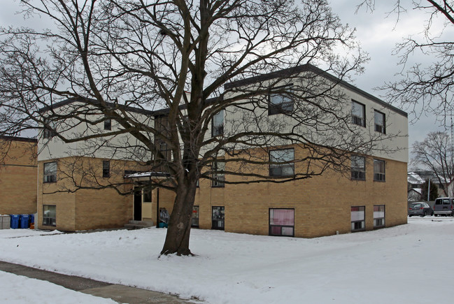 325 Saguenay Ave in Oshawa, ON - Building Photo - Building Photo