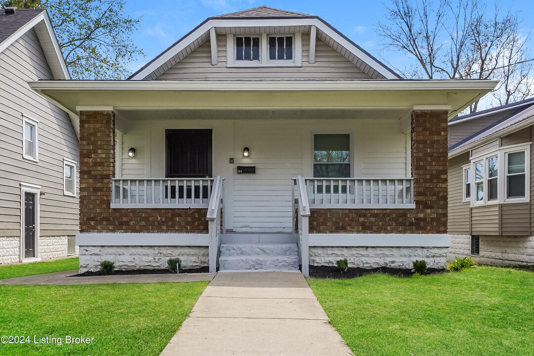 215 Cecil Ave in Louisville, KY - Building Photo