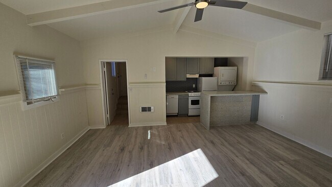 723 Santa Barbara Pl-Unit -723.5 in San Diego, CA - Building Photo - Building Photo