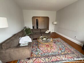 175 Harvard St, Unit 2 in Brookline, MA - Building Photo - Building Photo
