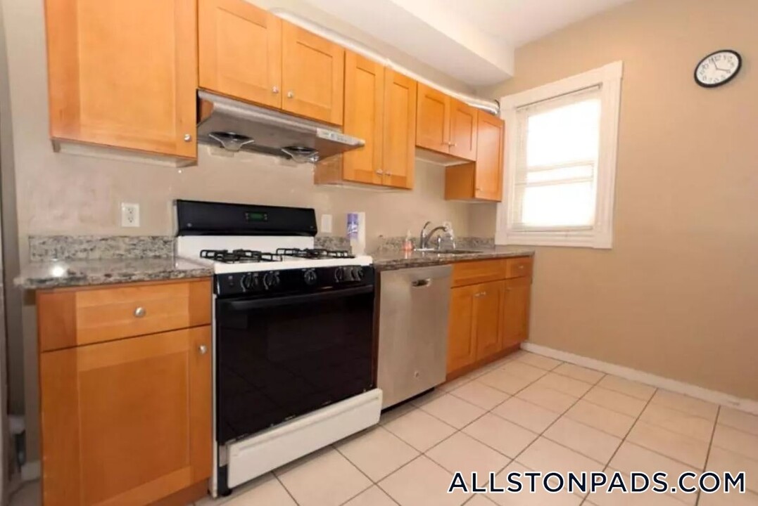 4 Haskell St in Boston, MA - Building Photo