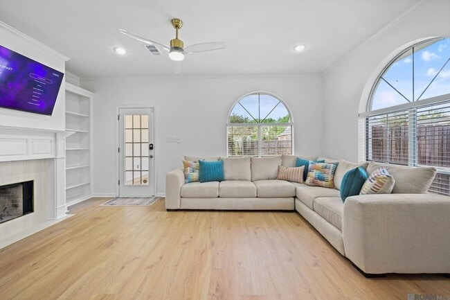 18482 Lake Iris Ave in Baton Rouge, LA - Foto de edificio - Building Photo