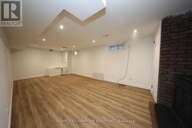 9 Stoney Creek Dr in Toronto, ON - Building Photo - Building Photo