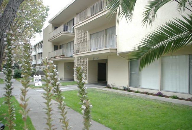 Central Apartments in Alameda, CA - Foto de edificio - Building Photo