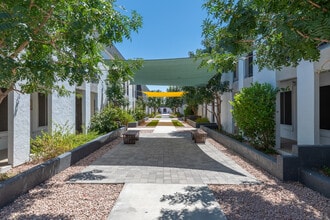 Station 19 Apartments in Phoenix, AZ - Foto de edificio - Building Photo