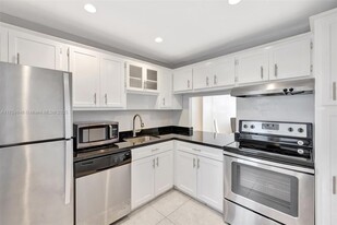 3181 S Ocean Dr in Hallandale Beach, FL - Building Photo