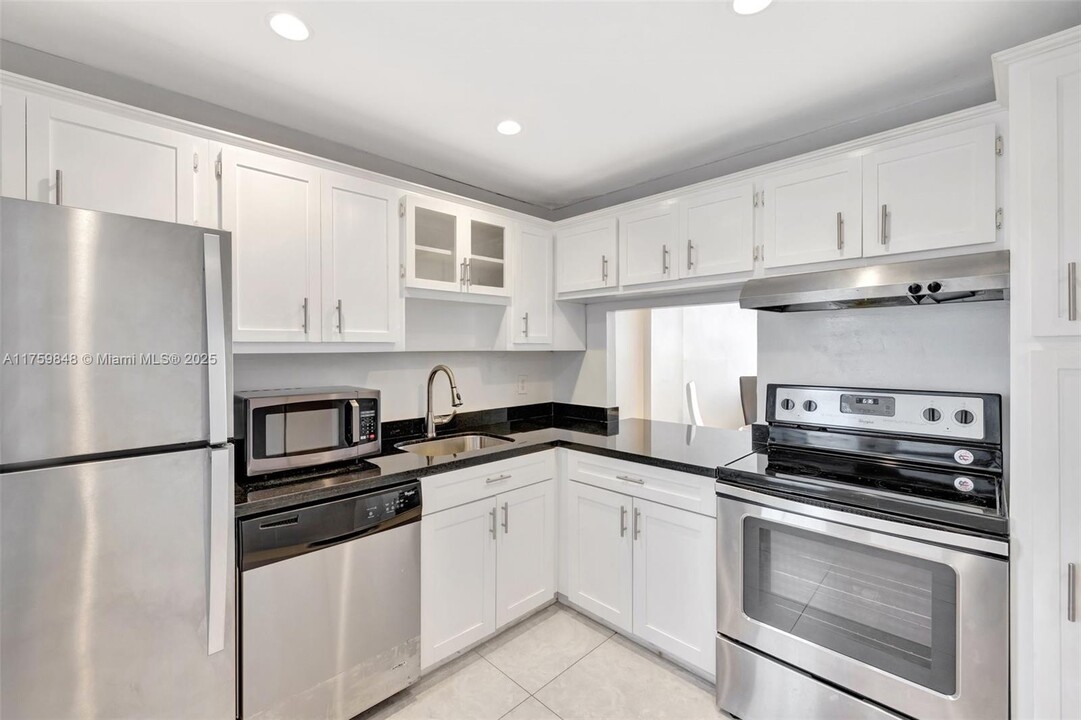 3181 S Ocean Dr in Hallandale Beach, FL - Building Photo