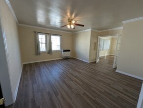 1011 W 65th St, Unit 1011 in Los Angeles, CA - Foto de edificio - Building Photo