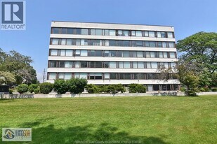 2144 Pelissier St in Windsor, ON - Building Photo