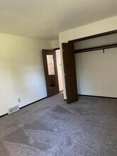 512 Breezy Point Dr in Clinton, IA - Building Photo - Building Photo