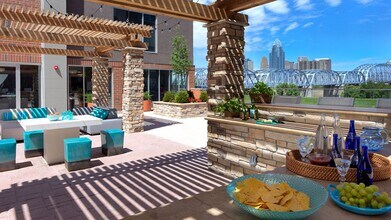 Aqua on the Levee in Newport, KY - Foto de edificio - Building Photo