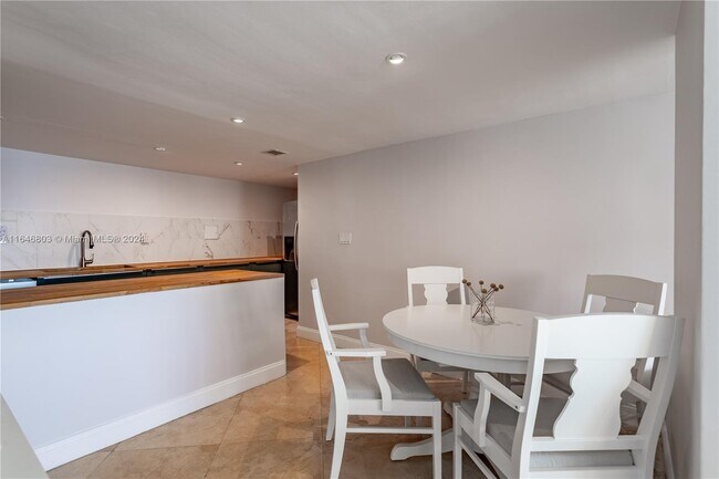 1200 West Ave, Unit 526 in Miami Beach, FL - Building Photo - Building Photo