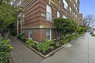 1697 Cambridge St, Unit #36 in Cambridge, MA - Foto de edificio - Building Photo