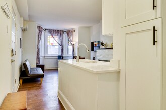 409 Constitution Ave NE in Washington, DC - Foto de edificio - Building Photo