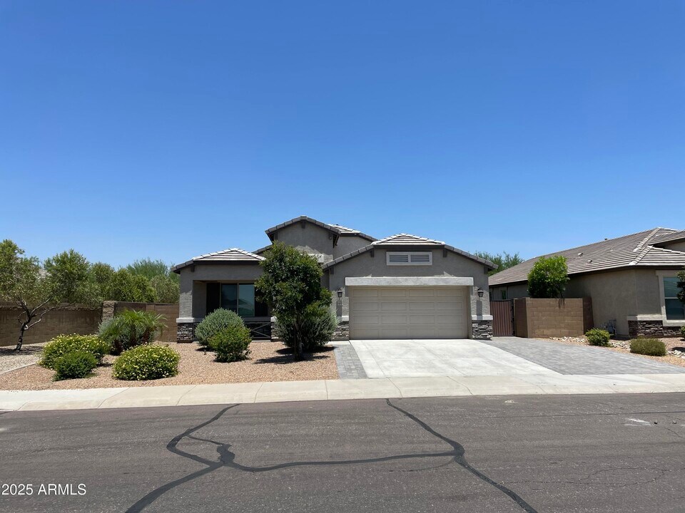 13572 W Paso Trail in Peoria, AZ - Foto de edificio