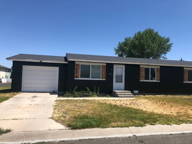 property at 925 Cosgrave St