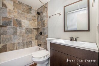 5335 Reeds Rd in Mission, KS - Foto de edificio - Building Photo