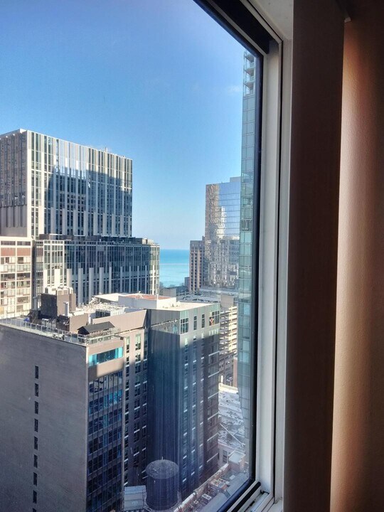 211 E Ohio St in Chicago, IL - Building Photo