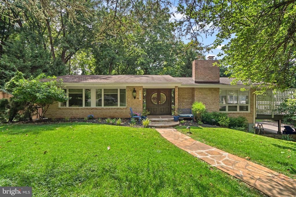 7713 Arrowood Ct in Bethesda, MD - Building Photo