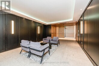 488 University Ave in Toronto, ON - Building Photo - Building Photo