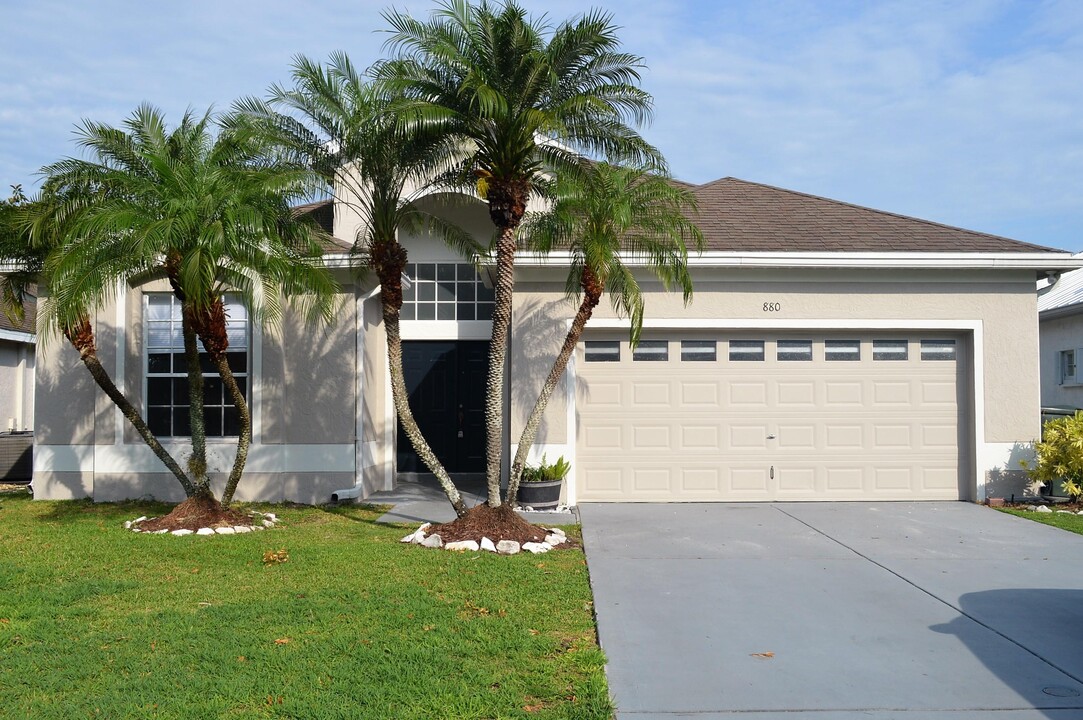 880 NW Waterlily Pl in Jensen Beach, FL - Building Photo