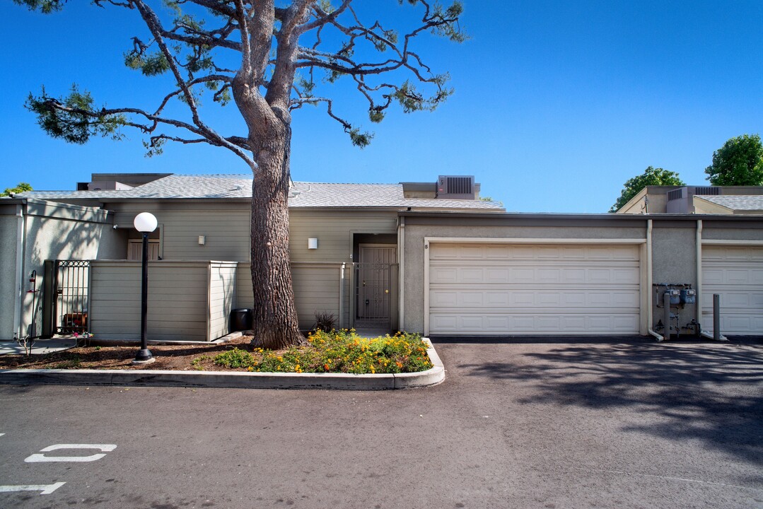 15766 Midwood Dr in Los Angeles, CA - Building Photo