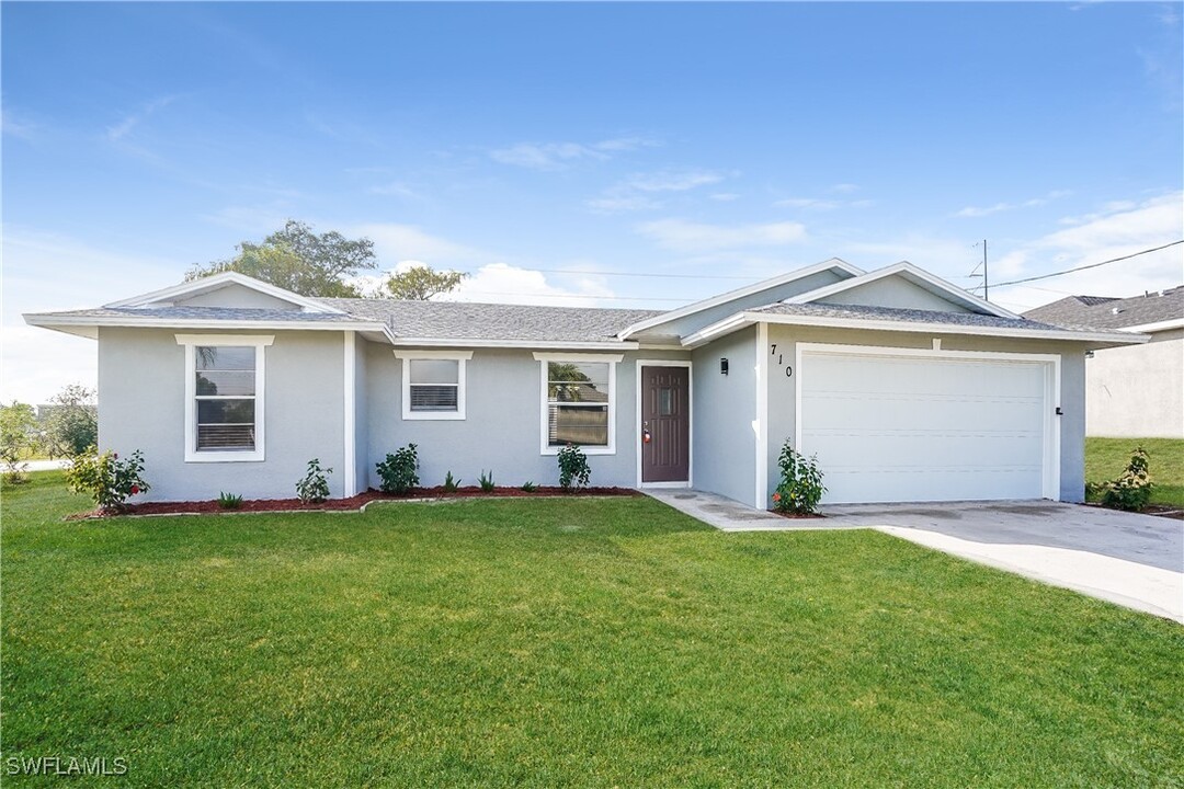 710 NE 24th Terrace in Cape Coral, FL - Foto de edificio