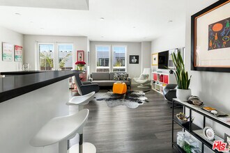 6030 S Seabluff Dr in Los Angeles, CA - Building Photo - Building Photo