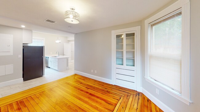267 E Cottage St, Unit 1 in Boston, MA - Foto de edificio - Building Photo