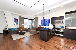 655 S Hope St in Los Angeles, CA - Building Photo