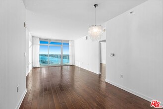 13700 Marina Pointe Dr in Marina Del Rey, CA - Building Photo - Building Photo